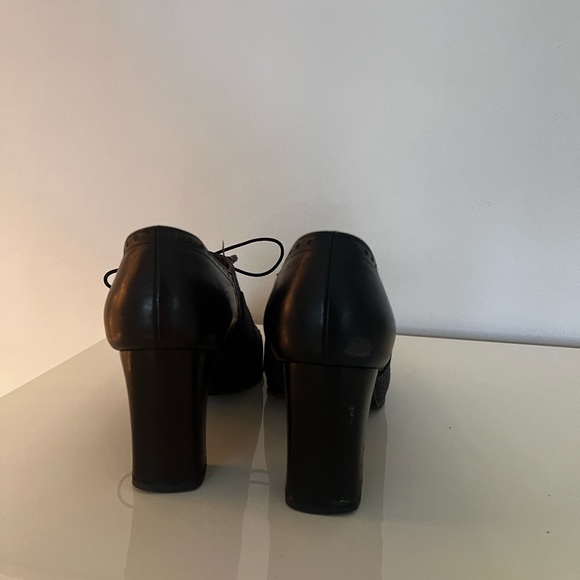 Stuart Weitzman lace up heeled oxfords - Picture 2 of 4